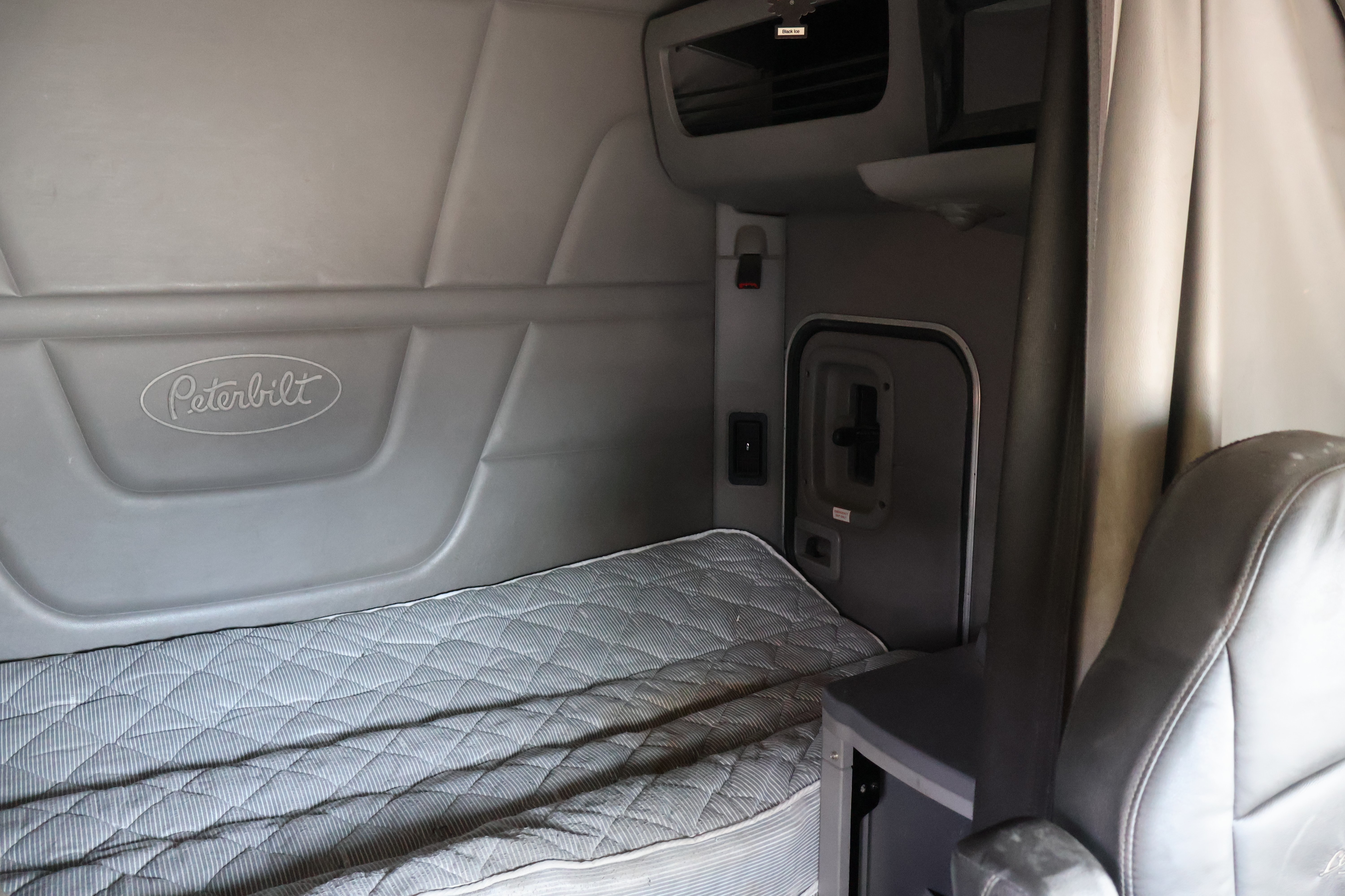 2016 PETERBILT 579 - Image 16